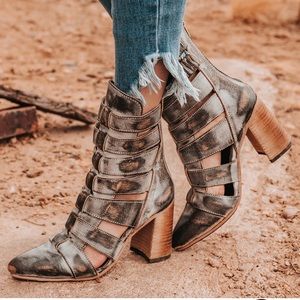 NWT Jagger Boots in ICE